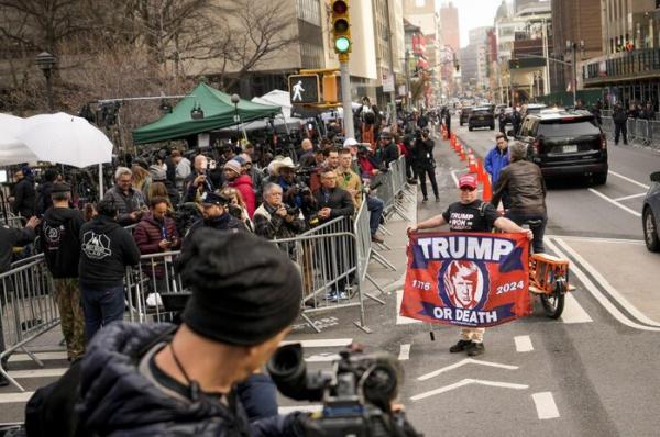 دونالد ترامپ,درگیری مخالفان و موافقان ترامپ در اطراف دادگاه منهتن