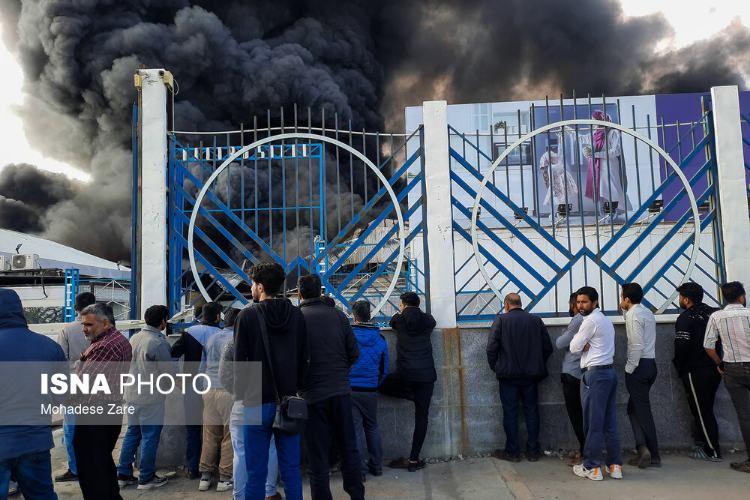 تصاویر آتش‌سوزی مهیب در کارخانه الکترواستیل مشهد,عکس های کارخانه الکترواستیل مشهد,تصاویری از آتش گرفتن کارخانه الکترواستیل مشهد
