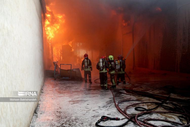 تصاویر آتش‌سوزی مهیب در کارخانه الکترواستیل مشهد,عکس های کارخانه الکترواستیل مشهد,تصاویری از آتش گرفتن کارخانه الکترواستیل مشهد