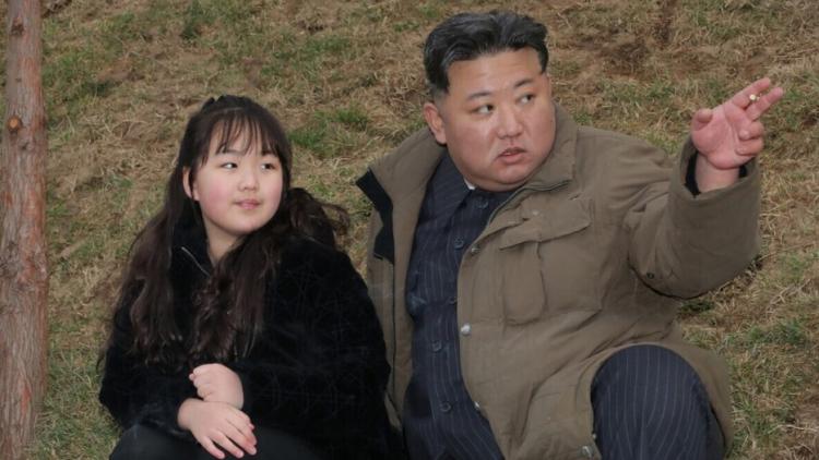 تصاویر آزمایش موشک بالستیک کره شمالی با حضور کیم و دخترش,عکس های آزمایش موشکی کره شمالی,تصاویر آزمایش موشکی در کره شمالی