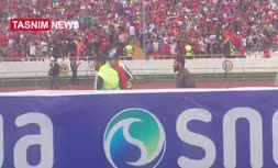 فیلم/ ورود جیمی جامپ پرسپولیسی برای بغل کردن علیرضا بیرانوند (دربی 100)