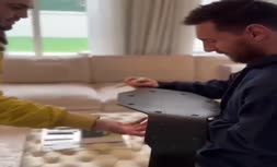 فیلم/ چالش لیونل مسی برای امضا دادن به یک هوادار