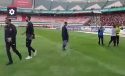 درگیری مهدی عبدی با یکی از عوامل ورزشگاه آزادی/ مهاجم پرسپولیس بازداشت شد؟