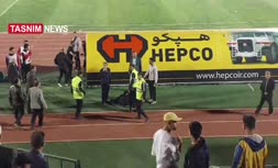 فیلم/ پرتاب بطری بسوی ساپینتو و مصدومیت سرمربی استقلال