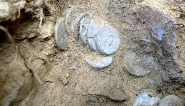 گنجینه,کشف گنجینه سکه‌های ۲ هزار ساله توسط یک کوهنورد