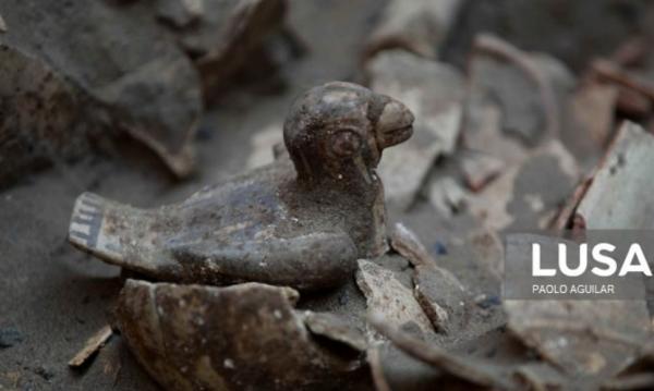مقبره,مقبره‌ای حیرت‌انگیز در پرو با مجسمۀ انسان رتیل‌نما