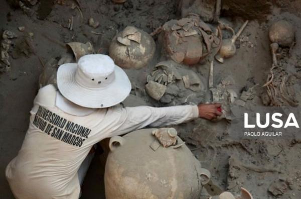 مقبره,مقبره‌ای حیرت‌انگیز در پرو با مجسمۀ انسان رتیل‌نما