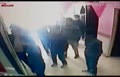 فیلم/ ضرب و شتم معلم توسط اولیای قمه به دست در یکی از مدارس کمال آباد کرج