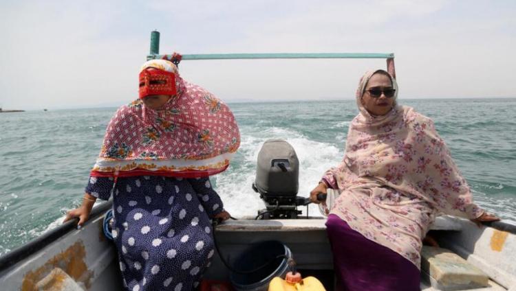 تصاویر زنان ماهیگیر در جزیره هنگام,عکس هایی از زنان ماهیگیر در جزیره هنگام,تصاویری از زنان ماهیگیر در جزیره هنگام