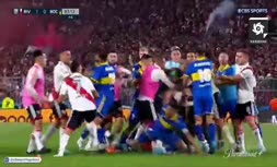 فیلم/ درگیری فیزیکی شدید بازیکنان در پایان بازی سوپرکلاسیکو آرژانتین