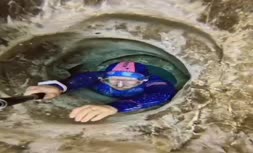 فیلم/ جرات عجیب غواص زن در زیر دریا