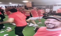 فیلم/ رقص قهرمانی بازیکنان پرسپولیس با حضور کامبیز دیرباز