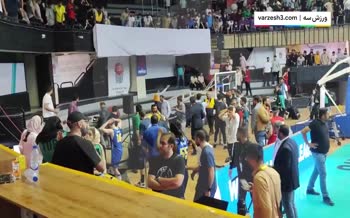 دعوا و درگیری روی سکوهای سالن بسکتبال آزادی/ سقوط یک تماشاچی از طبقه دوم