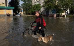 تصاویر فاجعه شکسته شدن سد کاخوفکا در منطقه خرسون اوکراین,عکس های جنگ اوکراین,تصاویر از وضعیت مردم اوکراین در خرسون