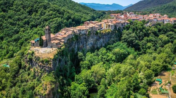 عجیب‌ترین روستای جهان,روستای زیبای کاستلفولید دو لا روکه در اسپانیا