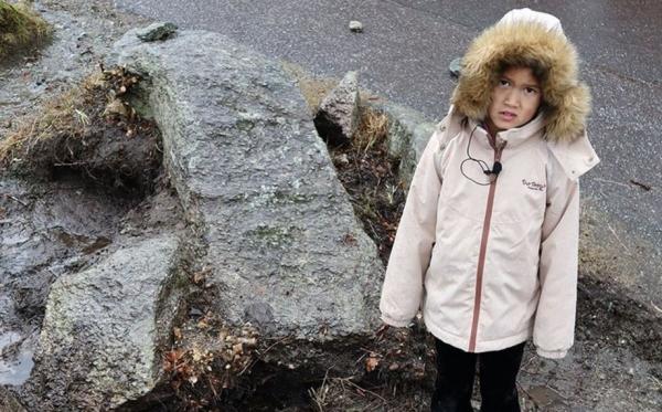 خنجر عصر حجر,کشف خنجر عصر حجر توسط دختر 8 ساله