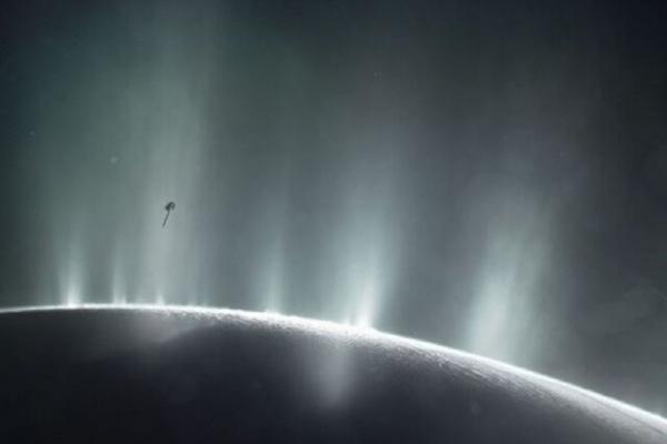 آبفشان عظیم در قمر زحل,کشف آبفشان عظیم در قمر زحل توسط تلسکوپ فضایی جیمز وب
