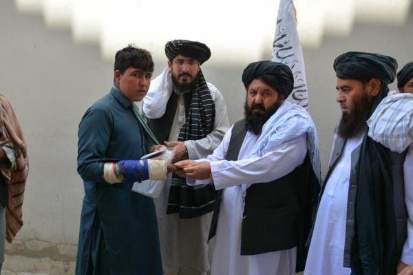 بخش دلار توسط طالبان در افغانستان,طالبان در حال توزیع دلار بین مردم افغانستان