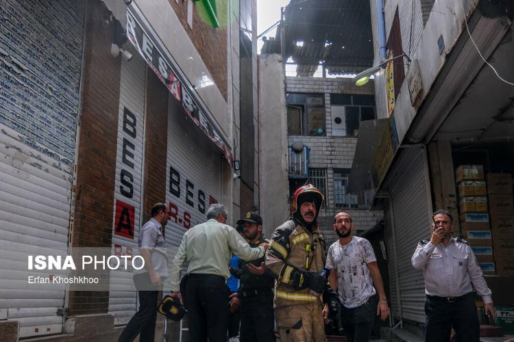 تصاویر آتش‌سوزی در انبار چسب در محدوده بازار تهران,عکس های آتش گرفتن انبار چسب در تهران,تصاویر آتش سوزی انبار چسب در تهران