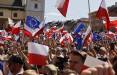 اعتراضات در لهستان,تظاهرات ۵۰۰ هزار نفری علیه حزب حاکم لهستان پس از امضای قانونی درباره نفوذ روسیه