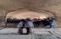 فیلم/ رقص بامزه یک پیرمرد زیر پل خواجو