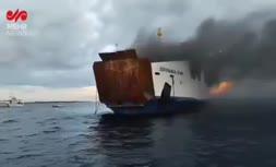 فیلم/ آتش‌سوزی گسترده کشتی فیلیپینی با ۱۲۰ مسافر