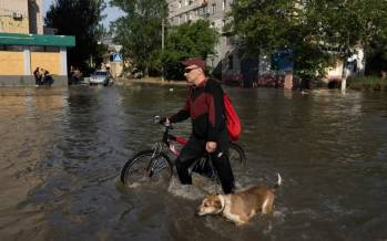 تصاویر فاجعه شکسته شدن سد کاخوفکا در منطقه خرسون اوکراین,عکس های جنگ اوکراین,تصاویر از وضعیت مردم اوکراین در خرسون