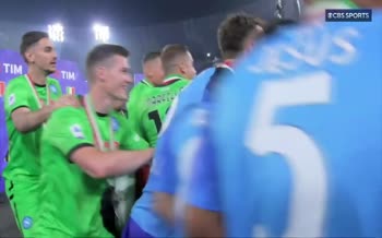 فیلم/ مراسم اهدای جام قهرمانی سری آ به تیم ناپولی