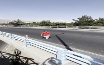 فیلم/ پرش خطرناک یک پارکورباز از روی پل عابر پیاده در تهران