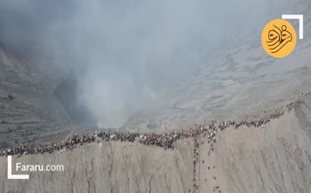 فیلم/ مراسم مذهبی نثار قربانی در دهانه آتشفشان فعال