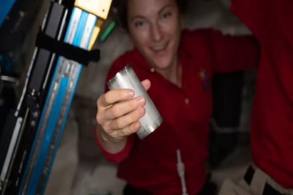 آب در فضا,تبدیل ۹۸ درصد عرق و ادرار فضانوردان به آب آشامیدنی