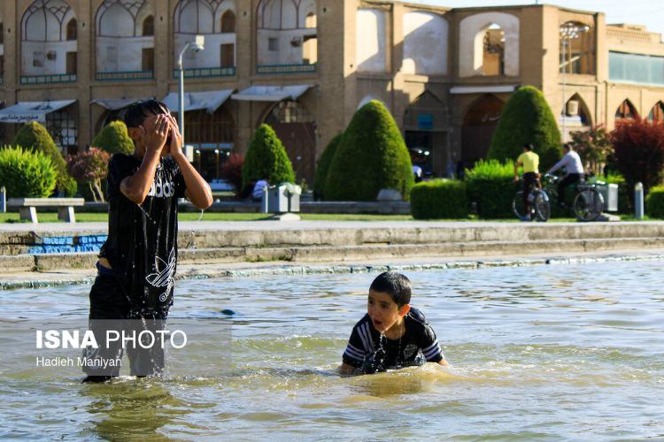 تصاویر آبتنی در میدان نقش جهان اصفهان,عکس های کودکان در حوض میدان نقش جهان,تصاویری از کودکان اصفهانی در میدان نقش جهان اصفهان