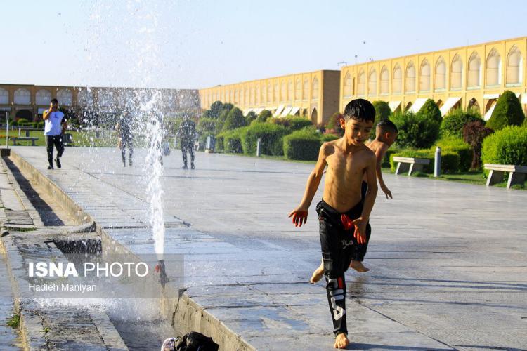 تصاویر آبتنی در میدان نقش جهان اصفهان,عکس های کودکان در حوض میدان نقش جهان,تصاویری از کودکان اصفهانی در میدان نقش جهان اصفهان
