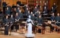 استفاده از ربات در کنسرت,یک ربات انسان‌نما رهبر ارکستر