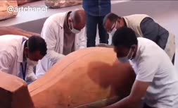فیلم/ لحظه باز کردن تابوت تازه کشف‌شده از مصر باستان