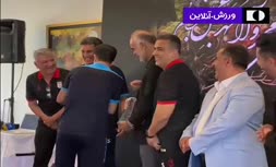 فیلم/ خنده حضار هنگام نشان دریافت نشان فیفا توسط کمک داور جنجالی