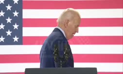 فیلم/ لگد زدن بایدن در حین سخنرانی به تریبون!