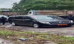 فیلم/ اسکورت عجیب و غریب امباپه در کامرون توسط نفربرهای ارتش