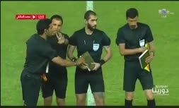 فیلم/ در دست گرفتن و بوسیدن قرآن قبل از آغاز بازی دو تیم فوتبال لیگ عراق