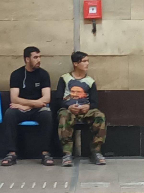 افغانی ها در ایران,جوانِ افغان در متروی تهران با تی‌شرت یکی از رهبرانِ طالبان