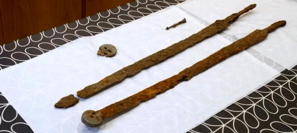 شمشیر باستانی,کشف شمشیرهای دو هزارسالۀ رومی در گردهمایی فلزیاب‌ها