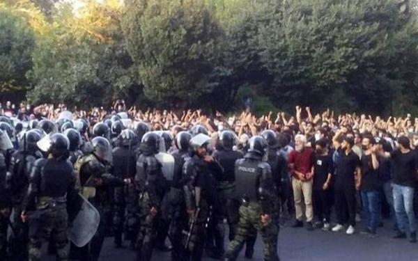اعتراضات ایران,بازداشت و اخذ تعهد از بازداشت‌شدگان و خانواده‌های کشته‌شدگان اعتراضات