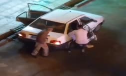 فیلم/ ضرب و شتم شدید یک زن توسط راننده‌ی تاکسی اینترنتی به دلیل حجاب!