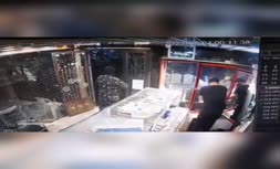 فیلم/ لحظه حمله مسلحانه به یک طلافروشی در تربت جام