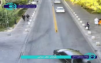 فیلم/ پرتاب شدن موتورسوار بعد از تصادف شدید با خودروی پراید در اصفهان
