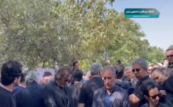 فیلم/ مراسم خاکسپاری آرش میراحمدی با حضور جمعی از بازیگران