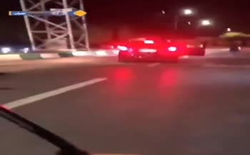 فیلم/ قمه‌کشی و حمله به خودرو ۲۰۶ توسط چند اراذل وسط اتوبانی در تهران