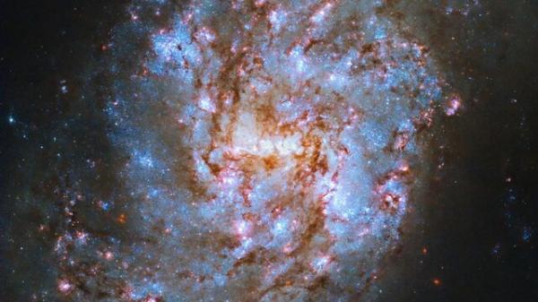 کهکشان,انتشار تصویری از کهکشان شبیه مار توسط تلسکوپ فضایی هابل