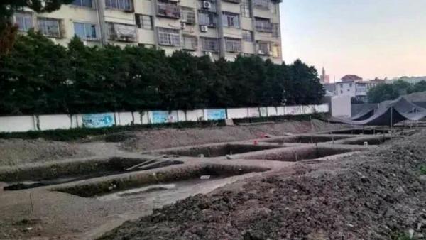 کشف غافلگیرکنندۀ چاه‌های پر از گنج در حیاط یک مدرسه در چین,چاه‌های پر از گنج در چین