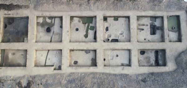 کشف غافلگیرکنندۀ چاه‌های پر از گنج در حیاط یک مدرسه در چین,چاه‌های پر از گنج در چین